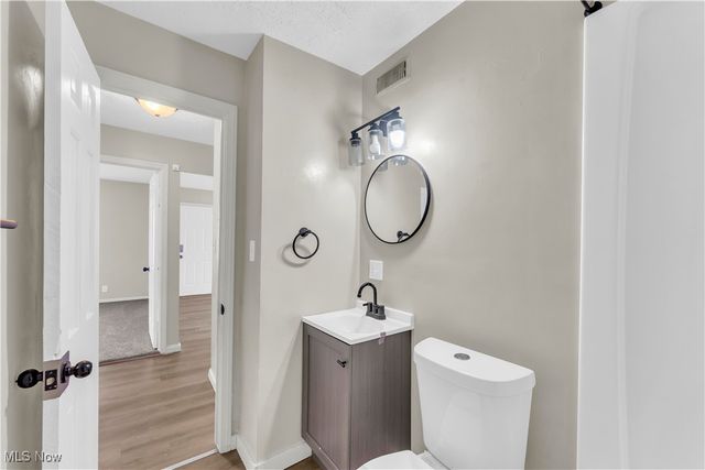 2016 Green Road, Cleveland, OH 44121