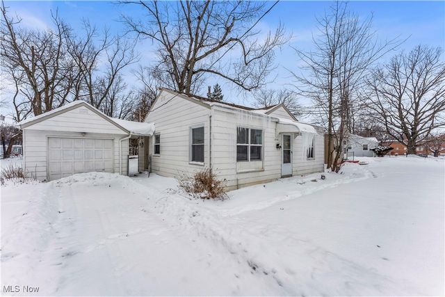 2016 Green Road, Cleveland, OH 44121