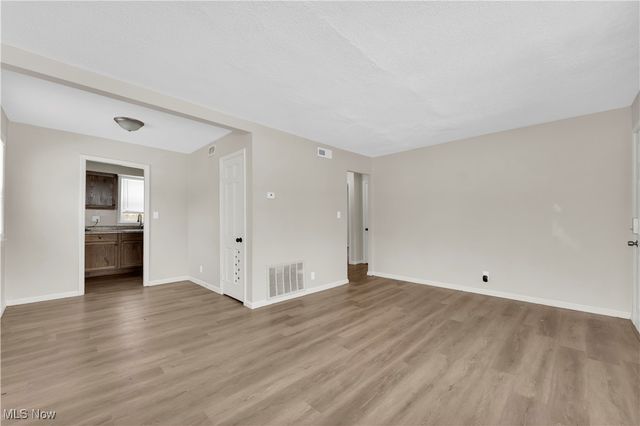 2016 Green Road, Cleveland, OH 44121