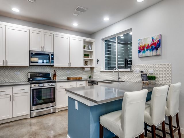 1052 Gallivant Lane, Dallas, TX 75218