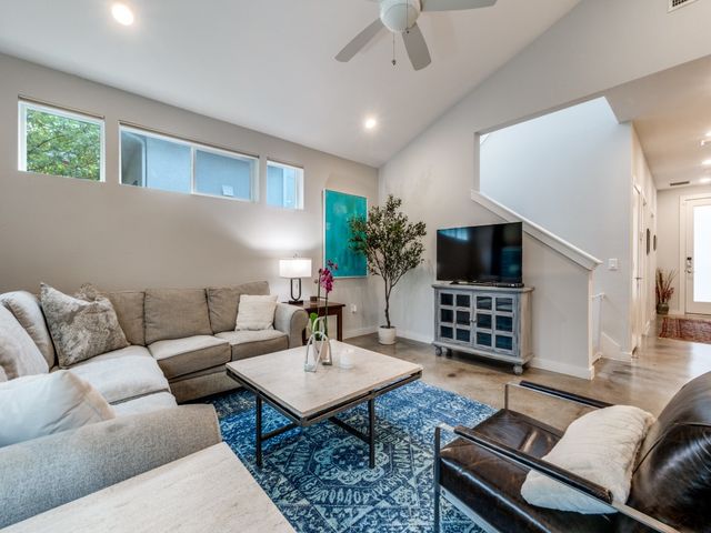 1052 Gallivant Lane, Dallas, TX 75218