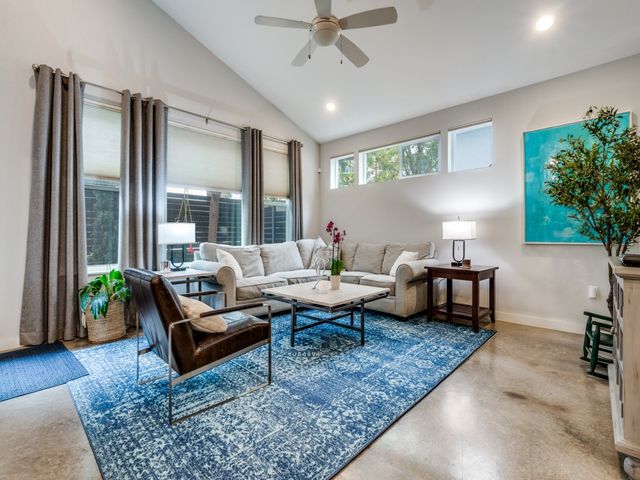 1052 Gallivant Lane, Dallas, TX 75218