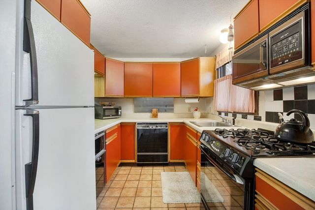 386 Bishops Ter, Barnstable, MA 02601