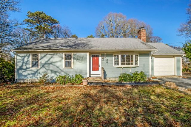 386 Bishops Ter, Barnstable, MA 02601