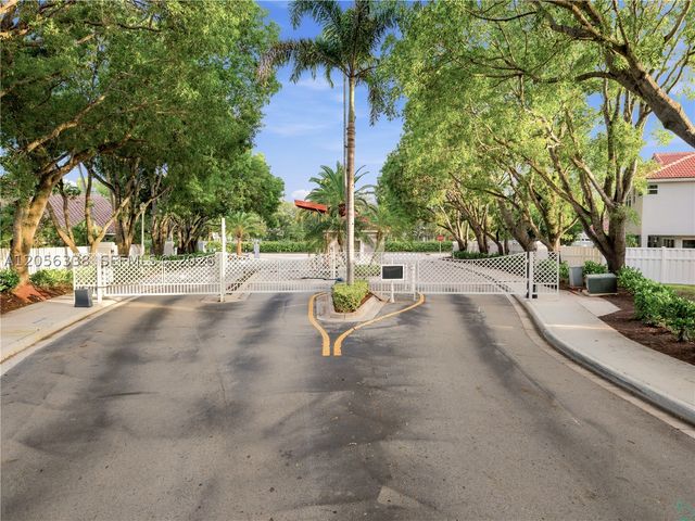 325 Somerset Way, Weston, FL 33326