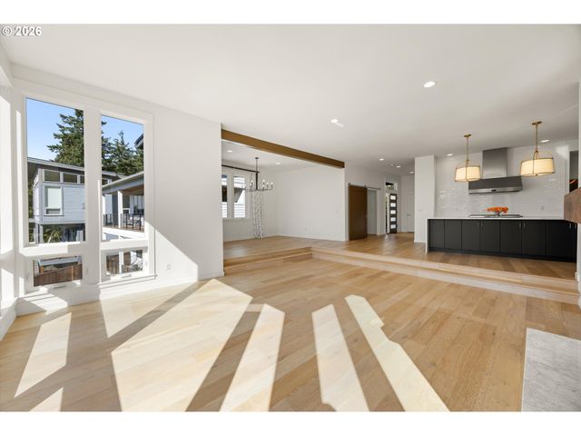 3718 Sw HILLSIDE Dr, Portland, OR 97221