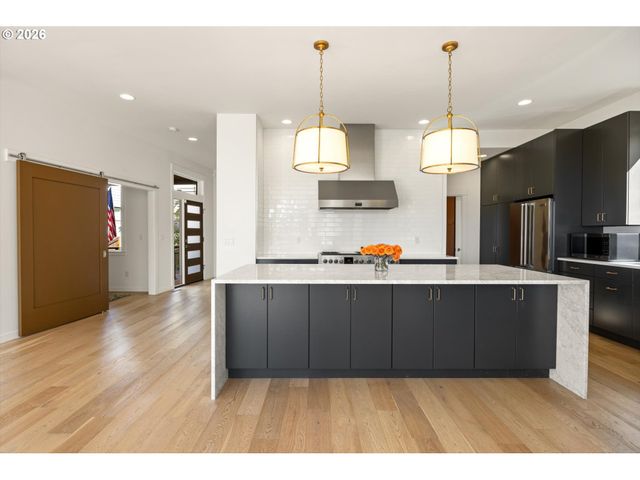 3718 Sw HILLSIDE Dr, Portland, OR 97221