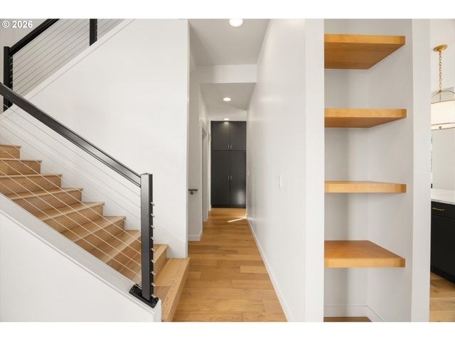 3718 Sw HILLSIDE Dr, Portland, OR 97221