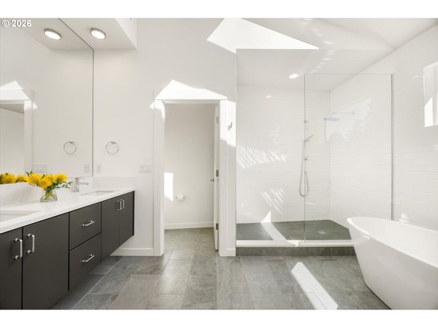 3718 Sw HILLSIDE Dr, Portland, OR 97221