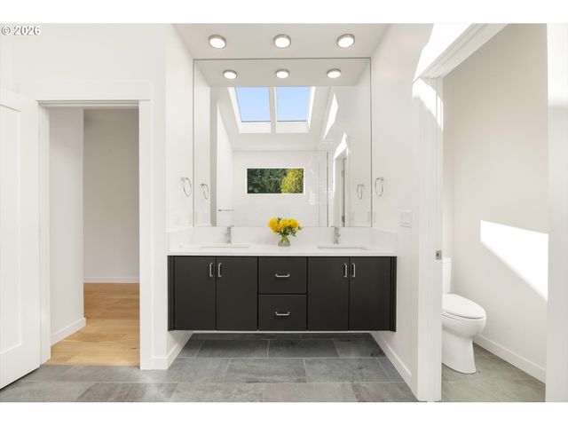 3718 Sw HILLSIDE Dr, Portland, OR 97221