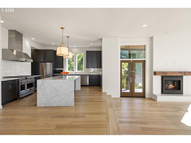 3718 Sw HILLSIDE Dr, Portland, OR 97221