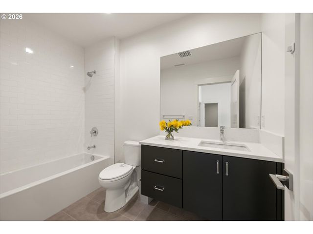 3718 Sw HILLSIDE Dr, Portland, OR 97221