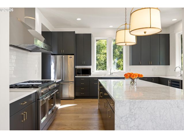 3718 Sw HILLSIDE Dr, Portland, OR 97221