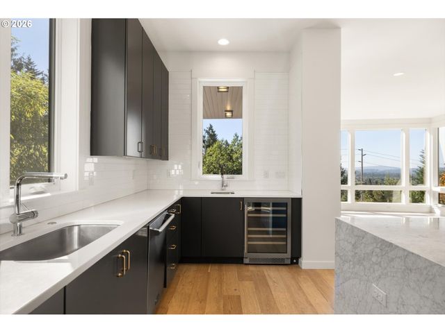 3718 Sw HILLSIDE Dr, Portland, OR 97221