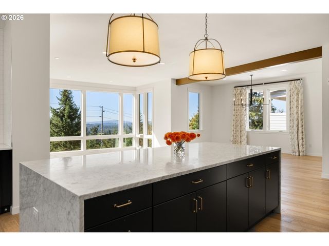 3718 Sw HILLSIDE Dr, Portland, OR 97221