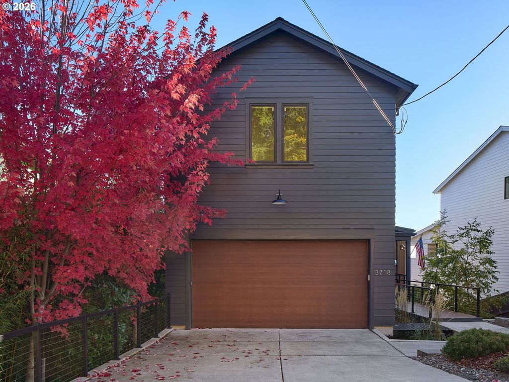 3718 Sw HILLSIDE Dr, Portland, OR 97221