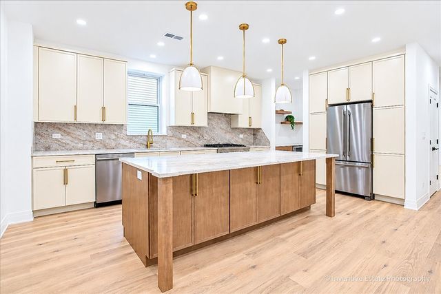 4848 W Eddy Street, Chicago, IL 60641
