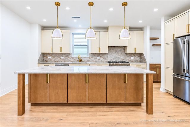 4848 W Eddy Street, Chicago, IL 60641
