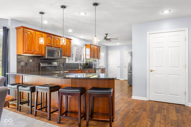 2521 Apple Blossom Lane, Columbus, IN 47201