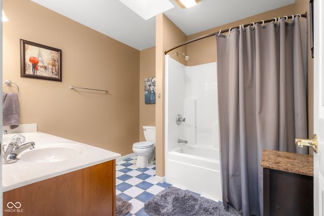 2521 Apple Blossom Lane, Columbus, IN 47201