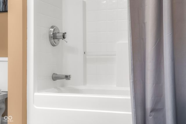 2521 Apple Blossom Lane, Columbus, IN 47201