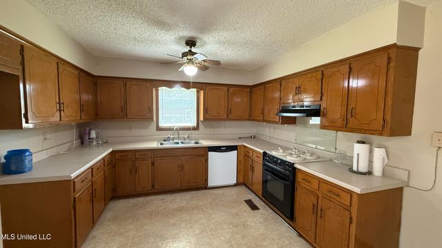 595 Swaney Drive, Holly Springs, MS 38635