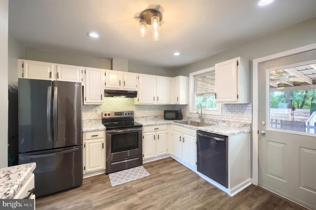 Image 14 of property listing at 3802 FOX CHASE DR, Dover, PA 17315