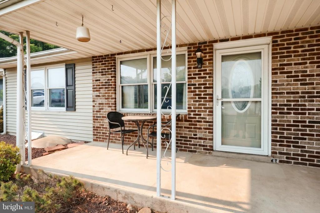 Image 2 of property listing at 3802 FOX CHASE DR, Dover, PA 17315