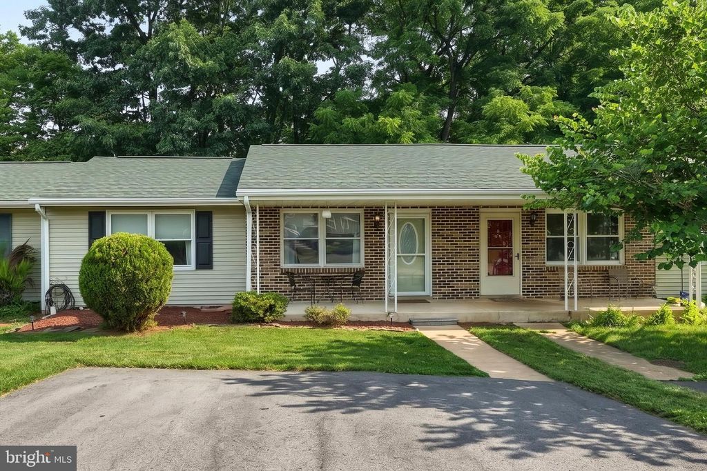Image 3 of property listing at 3802 FOX CHASE DR, Dover, PA 17315