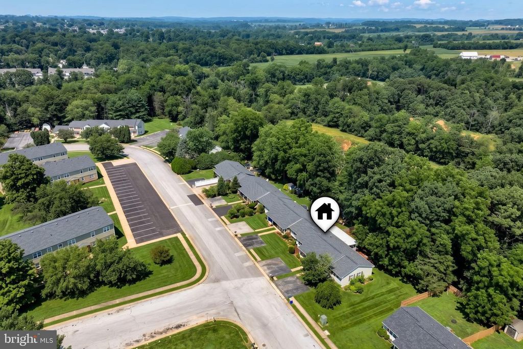 Image 5 of property listing at 3802 FOX CHASE DR, Dover, PA 17315
