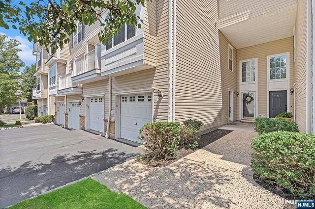 74 Mountainside Drive, Pompton Lakes, NJ 07442