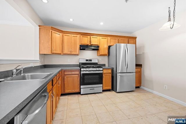 74 Mountainside Drive, Pompton Lakes, NJ 07442