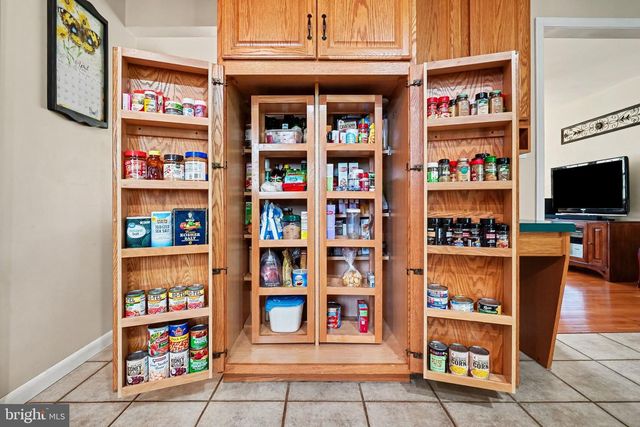 300 THOMAS DR, Mechanicsburg, PA 17050