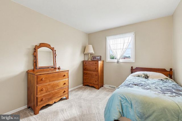 300 THOMAS DR, Mechanicsburg, PA 17050