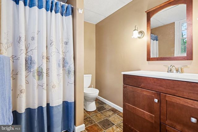 300 THOMAS DR, Mechanicsburg, PA 17050