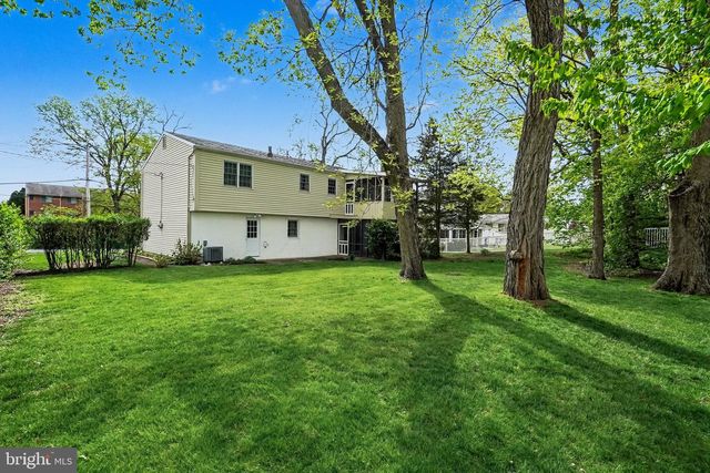 300 THOMAS DR, Mechanicsburg, PA 17050