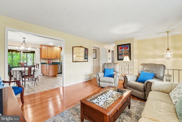 300 THOMAS DR, Mechanicsburg, PA 17050