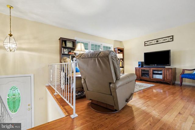300 THOMAS DR, Mechanicsburg, PA 17050