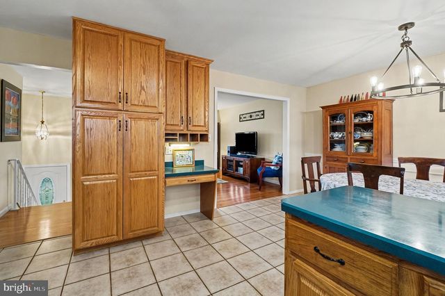 300 THOMAS DR, Mechanicsburg, PA 17050