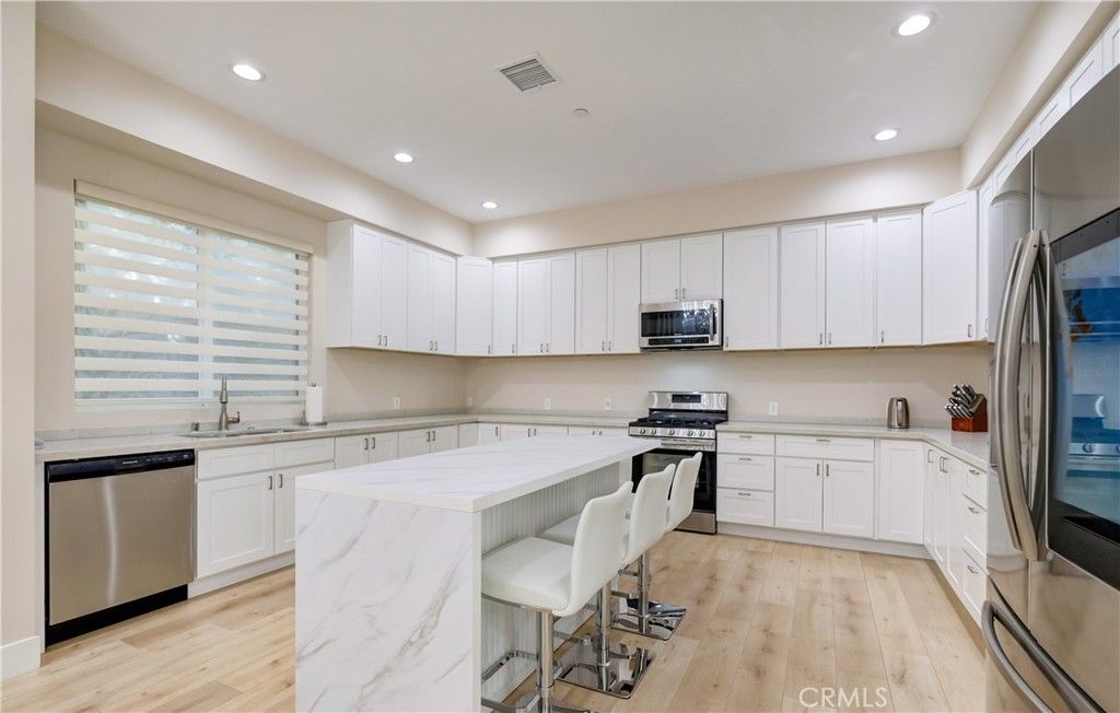 Image 13 of property listing at 1849 Los Encinos Avenue, Glendale, CA 91208