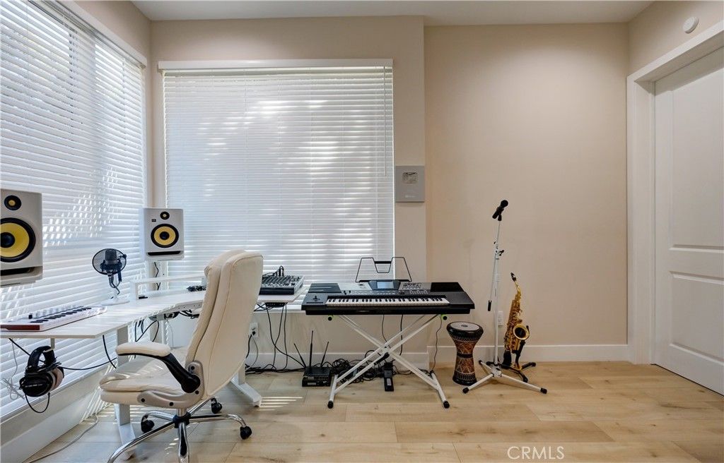 Image 19 of property listing at 1849 Los Encinos Avenue, Glendale, CA 91208