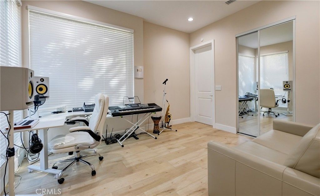 Image 20 of property listing at 1849 Los Encinos Avenue, Glendale, CA 91208