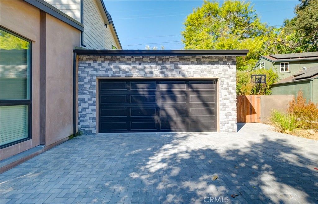 Image 38 of property listing at 1849 Los Encinos Avenue, Glendale, CA 91208