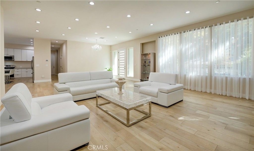 Image 5 of property listing at 1849 Los Encinos Avenue, Glendale, CA 91208