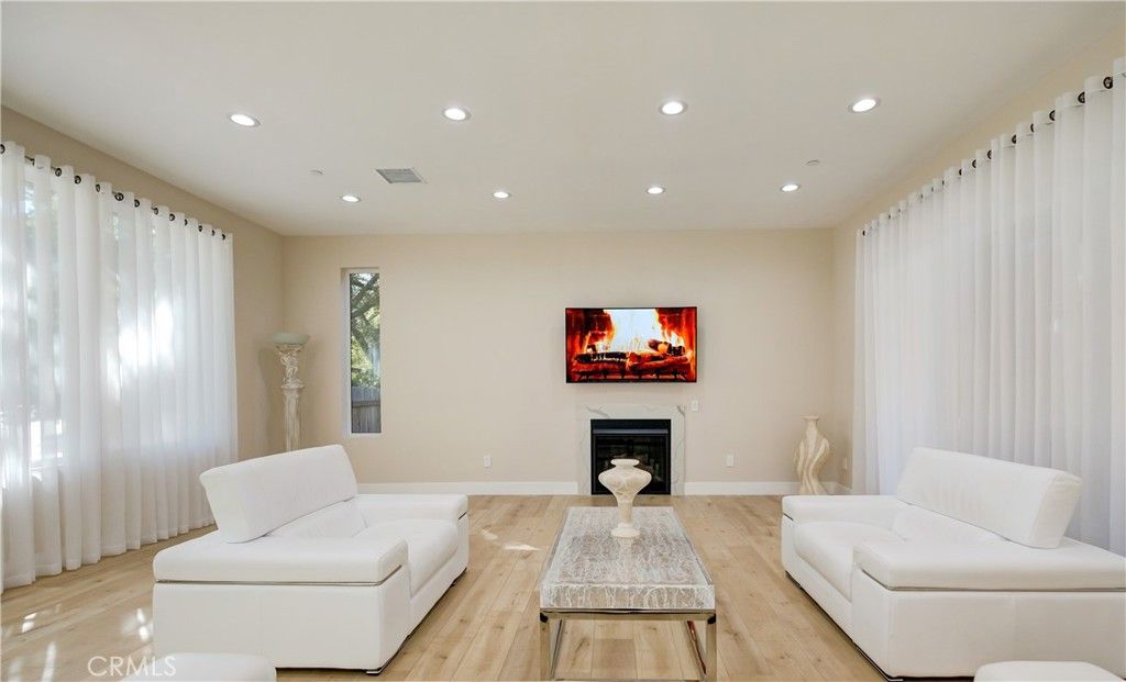 Image 6 of property listing at 1849 Los Encinos Avenue, Glendale, CA 91208