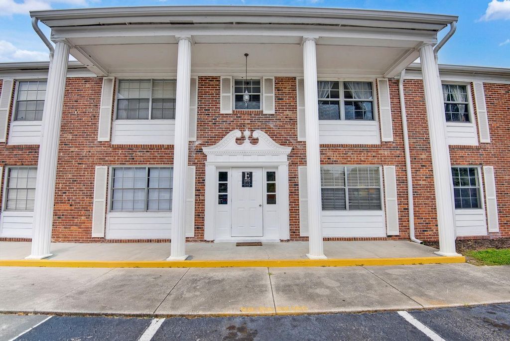 Image 3 of property listing at 4507 9TH STREET W E3, Bradenton, FL 34207