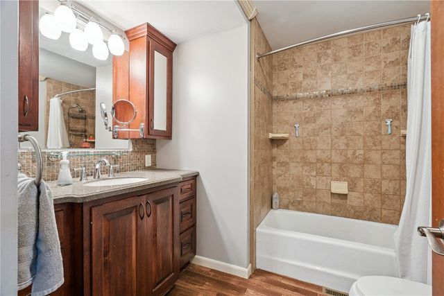 1322 Woodside Drive NW, Cedar Rapids, IA 52405