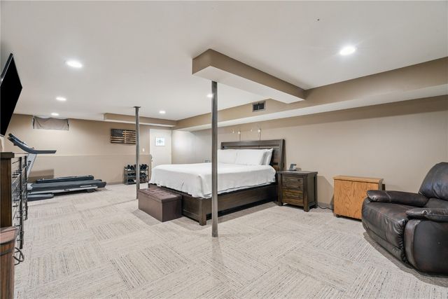 1322 Woodside Drive NW, Cedar Rapids, IA 52405