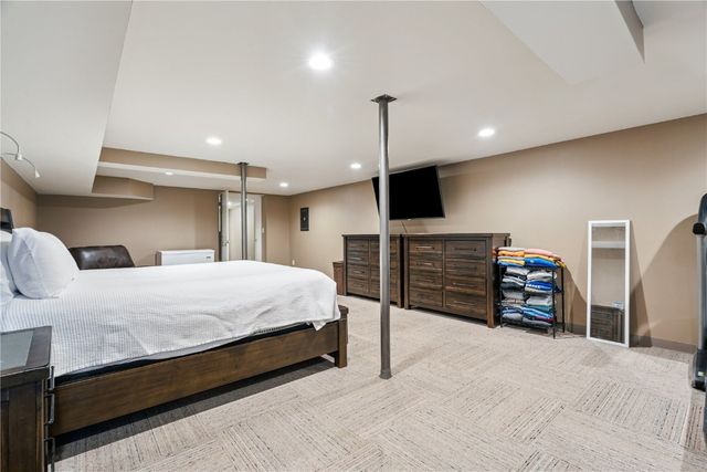 1322 Woodside Drive NW, Cedar Rapids, IA 52405