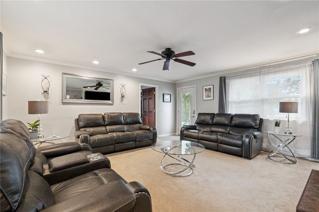 1322 Woodside Drive NW, Cedar Rapids, IA 52405